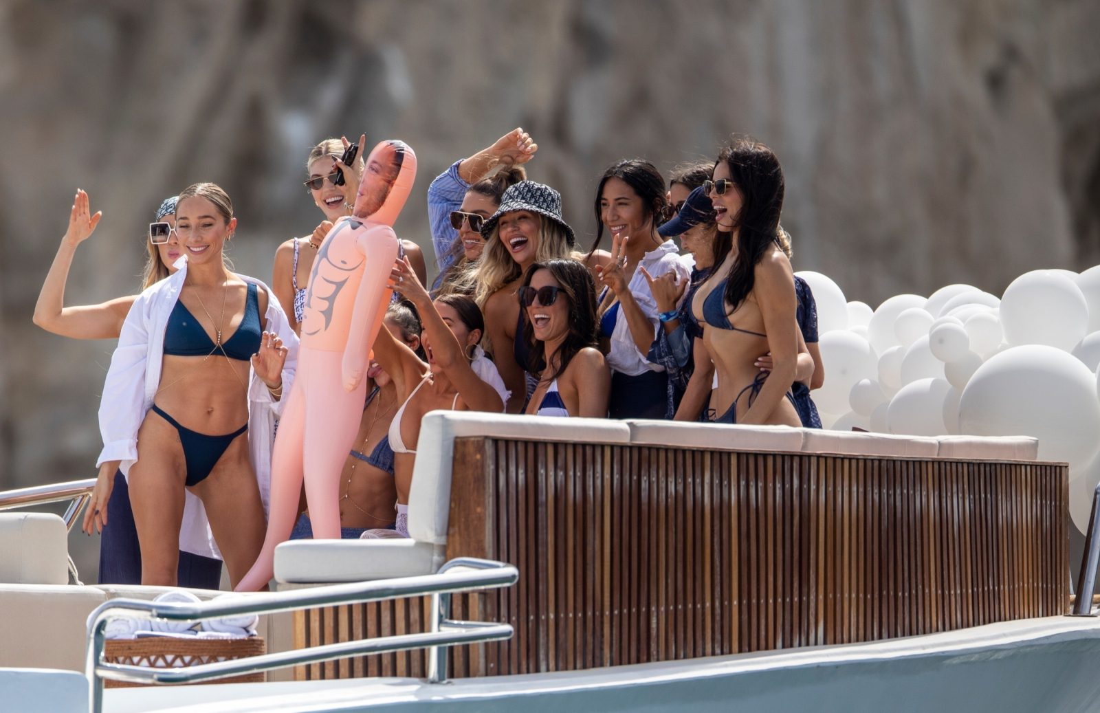Девочки в бикини и резиновые мужчины: «Мисс Вселенная — 2012» Оливия Калпо устроила девичник на яхте. Топ фото папарацци, сделанные накануне свадьбы Оливии Калпо